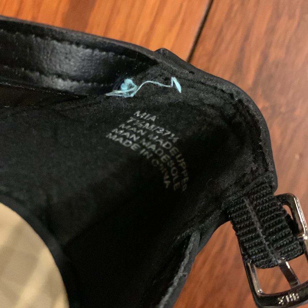 Shoes - Picture 6 of 8